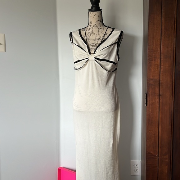 Long Elegant white with black trim summer island dress - Picture 2 of 3